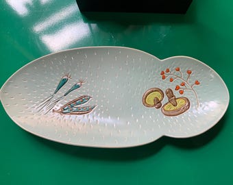 ロイヤル・ノーフォーク（スタッフォードシャー）製の、美しいアクアブルーの釉薬が施されたミッドセンチュリースタイルのサービングディッシュ。欠けやひび割れはありません。