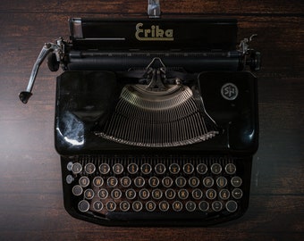 Funktionstüchtige Schreibmaschine Erika 8 in schwarz von 1952 zum Muttertag und als Geburtstags- und Hochzeitsgeschenk