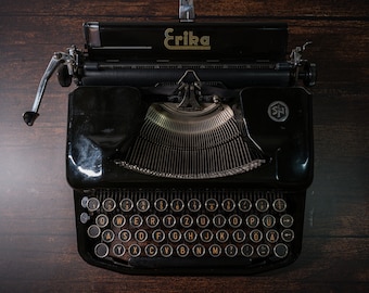 Máquina de escribir Erika 8 vintage: máquina de escribir negra alemana en funcionamiento, 1952