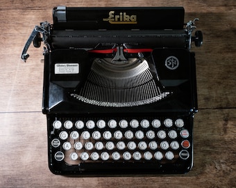 Máquina de escribir Erika 5 en funcionamiento: máquina de escribir alemana negra, 1940