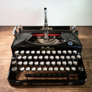Máquina de escribir alemana Erika 5 en funcionamiento en color negro del año 1937 como regalo de cumpleaños, boda y Navidad
