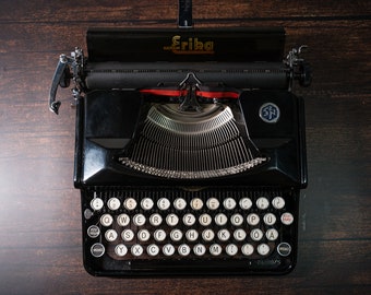 Funktionstüchtige Schreibmaschine Erika 5 in schwarz von 1940 zum Muttertag und als Geburtstags- und Hochzeitsgeschenk
