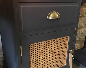 Junto a la cama de madera azul contemporánea con puerta de ratán
