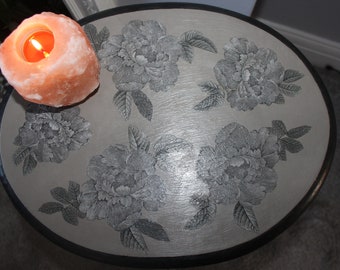 Vintage Grey Mesa ocasional pintada a mano con un decoupage de flores
