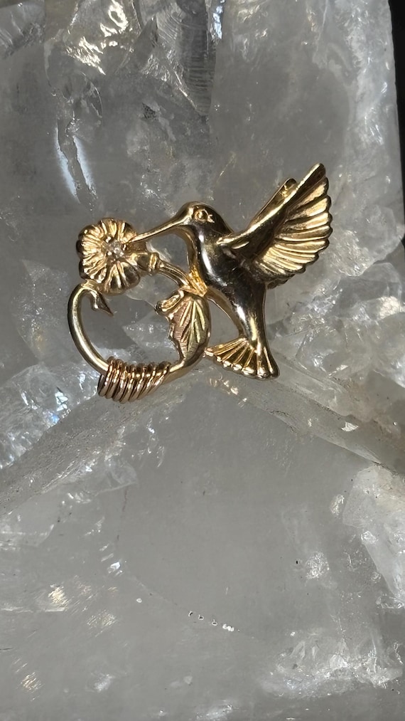 10 carat, yellow gold, diamond accent feeding, hummingbird pendant