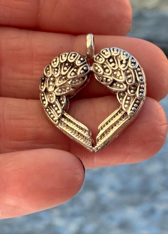 Beautiful vintagesterling silver angel wing heart pendant