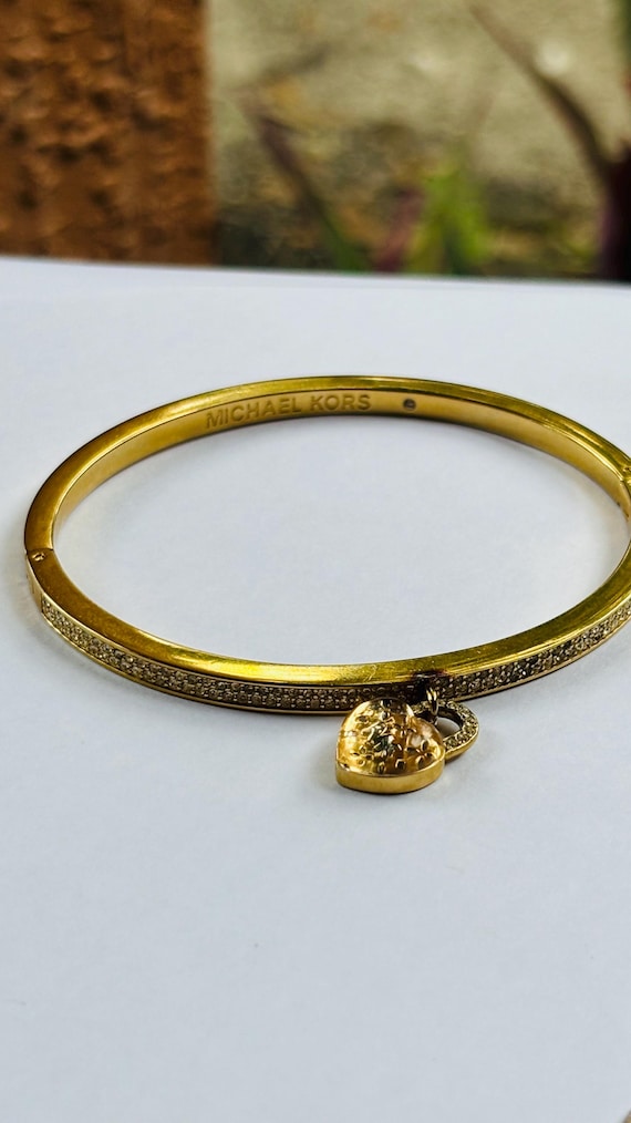 Michael kors bracelet with heart charm deals