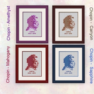 Op de afbeelding: Vier ingelijste kruissteekportretten van de componist Frédéric Chopin in verschillende kleurschema's: amethist, mahonie, canyon en saffier. Elk frame heeft een zwarte rand en een gouden passe-partout. De tekst "CHOPIN 1810-1849" is zichtbaar in elk portret.