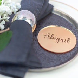 Personalisierte Gold Spiegel Untersetzer, Hochzeitsdekor, Kreis Tischkarte, Silber, Rose Gold Party Ortsnamen, gravierte Namen Einstellung, Namen Orte