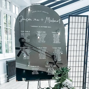 Plano de mesas para bodas en cúpula, plano de asientos con arco de espejo plateado, letreros de boda modernos personalizados y grabados, planos de asientos de lujo en tamaños A0, A1 y A2.