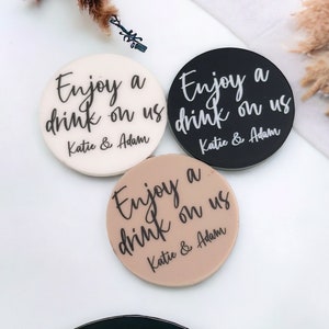 Regalos de boda, fichas de bebida personalizadas, regalo a medida, fichas de bebida gratis para invitados, ideas de regalos, decoración de mesa, beige, blanco y negro