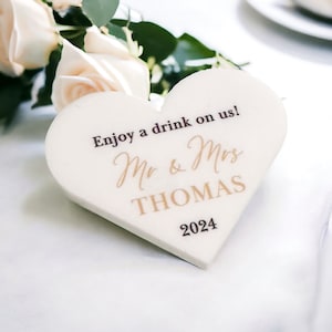 Regalos de boda en forma de corazón, fichas de bebida personalizadas, decoración de mesa en blanco y dorado, regalo a medida, fichas de bebida gratis para invitados, ideas de regalos