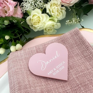 Nomes de lugares para casamento em formato de coração rosa escuro, cartões de lugar personalizados, configuração de nomes em acrílico, decoração para eventos, nomes de lugares para festas, assentos para convidados