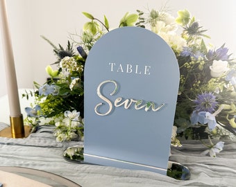 Números de mesa de boda de color azul oscuro con detalles en espejo, nombres de mesa modernos en 3D con tapa de cúpula con soporte, decoración de boda de lujo, letrero de mesa de eventos