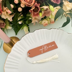 Terracotta luxe bruiloftsnaamplaatsen met kwastje, gepersonaliseerde plaatskaarten, acryl evenementdecor, plaatsnamen feest, zitplaatsen voor gasten