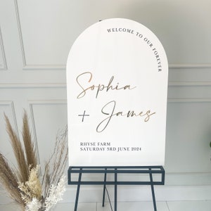 Placa de boas-vindas para casamento, decoração personalizada de luxo para cerimônia de casamento com cúpula, placas personalizadas A1 e A0, sinalização para local com detalhes em espelho dourado e branco