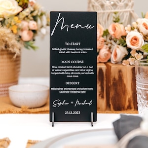 Minimalistyczne menu weselne, czarno-białe spersonalizowane menu śniadaniowe na wesele, luksusowe menu na imprezy, minimalistyczny centralny element stołu, monochromatyczne menu