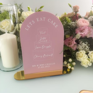 Dusky Pink Personalisiertes Hochzeitstorten-Menü-Schild, Abgestufte Geschmacksrichtungen, Kuppel-Spitzenbeschilderung mit Luxusständer, Hochzeitsdekor, Ereignistischschild