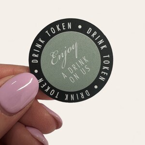 Recuerdos de boda hechos con discos de vinilo, fichas para bebidas gratis, decoración de bodas con temática musical, ideas de regalos personalizados, retro, rock & roll, gramola, álbum