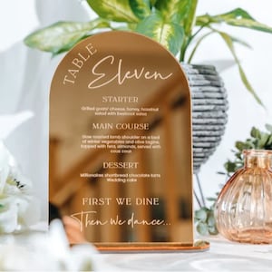 Luxe gecombineerd bruiloftsmenu en tafelnummer, koepel gepersonaliseerd bruiloftdecor, zilver, goud, roségouden spiegelborden, tafelstuk tafelstuk