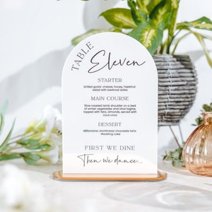 Wit acryl gecombineerd bruiloftsmenu en tafelnummer, koepel gepersonaliseerd bruiloftsdecor, borden, tafelstuk, simplistische bruiloft, A5-menu's