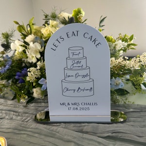 Bridgerton inspirierte personalisierte Hochzeitstorte Menüschild, abgestufte Geschmacksrichtungen, hellblaue Kuchen-Illustration mit Luxusständer, Hochzeitsdekor