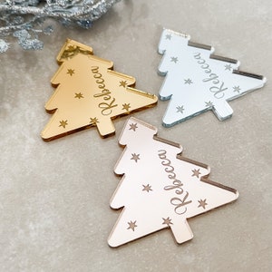 Kerstboom bruiloft plaatskaarten, gepersonaliseerde feestelijke plaatsnamen, lasergegraveerde naaminstelling, feestelijk evenementdecor, kerstnaam plaats