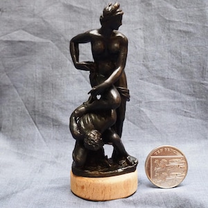 Firenze in bronzo trionfante su Pisa di Neil Carter