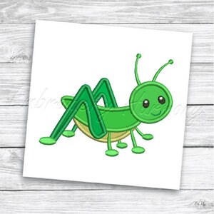 Könnte beinhalten: Grüne gestickte Cartoon-Heuschrecke mit einem lächelnden Gesicht und großen Augen. Die Heuschrecke sitzt auf ihren Hinterbeinen mit erhobenen Vorderbeinen.