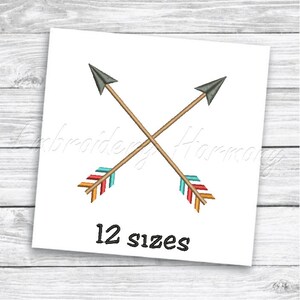 以下が含まれることがあります： 灰色の先端とカラフルな羽根を持つ2本の交差した矢印。矢印は茶色で、オレンジ、赤、青のシェブロン模様があります。矢印の下に「12サイズ」というテキストがあります。