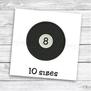Puede incluir: Diseño de bordado en blanco y negro de una bola de billar con el número 8. El diseño está disponible en 10 tamaños.