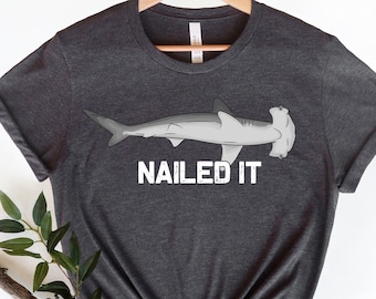 面白いハンマーヘッドシャークTシャツ：ネイルド・イット・ミーム・シャークTシャツ