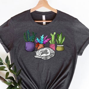 Pflanzen und Katzen Shirt, Pflanzen Shirt, Kaktus Shirt, Garten Geschenke, Pflanzenliebhaber, Gärtner Shirt, Shirts für Katzenliebhaber, Pflanzenliebhaber Geschenk, Unisex