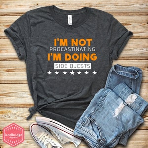 Ich zögere nicht, ich mache Nebenaufgaben, lustiges Nerd-Shirt, nerdiges Geschenk, süßes Geeky-T-Shirt, sarkastisches Shirt
