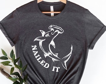 面白いハンマーヘッドシャークTシャツ：ネイルド・イット・ミーム・シャークTシャツ