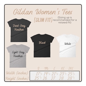 K&ouml;nnte beinhalten: Eine Gr&ouml;&szlig;entabelle f&uuml;r Damen-T-Shirts in Slim Fit. Die Tabelle zeigt die Breite und H&ouml;he in Zoll f&uuml;r die Gr&ouml;&szlig;en S, M, L, XL und 2XL. Die T-Shirts sind in Dunkelgrau meliert, Hellgrau meliert, Schwarz und Wei&szlig; erh&auml;ltlich.