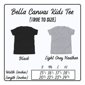 Peut inclure: Tableau des tailles pour le t-shirt pour enfants Bella Canvas en noir et gris chin&eacute; clair. Le tableau indique les mesures de largeur et de longueur en pouces pour les tailles S, M, L et XL.