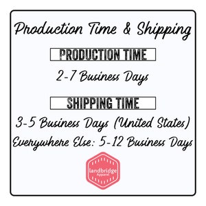 Peut inclure: Un graphique avec le texte "Production Time & Shipping" et des d&eacute;tails sur les d&eacute;lais de production et d'exp&eacute;dition. Le texte indique "Production Time : 2-7 Business Days" et "Shipping Time : 3-5 Business Days (United States) Everywhere Else : 5-12 Business Days". Le graphique comprend &eacute;galement un logo pour "landbridge Apparel".
