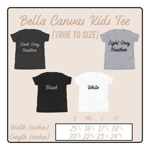 K&ouml;nnte beinhalten: Eine Gr&ouml;&szlig;entabelle f&uuml;r Bella Canvas Kids Tee-Shirts in den Gr&ouml;&szlig;en S, M, L und XL. Die Tabelle zeigt die Breite und L&auml;nge in Zoll f&uuml;r jede Gr&ouml;&szlig;e. Die Shirts sind in f&uuml;nf Farben erh&auml;ltlich: Dunkelgrau meliert, Hellgrau meliert, Schwarz, Wei&szlig; und Rot.