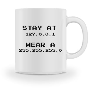 Könnte beinhalten: Eine weiße Keramiktasse mit schwarzem Text, der "STAY AT 127.0.0.1 WEAR A 255.255.255.0" lautet.