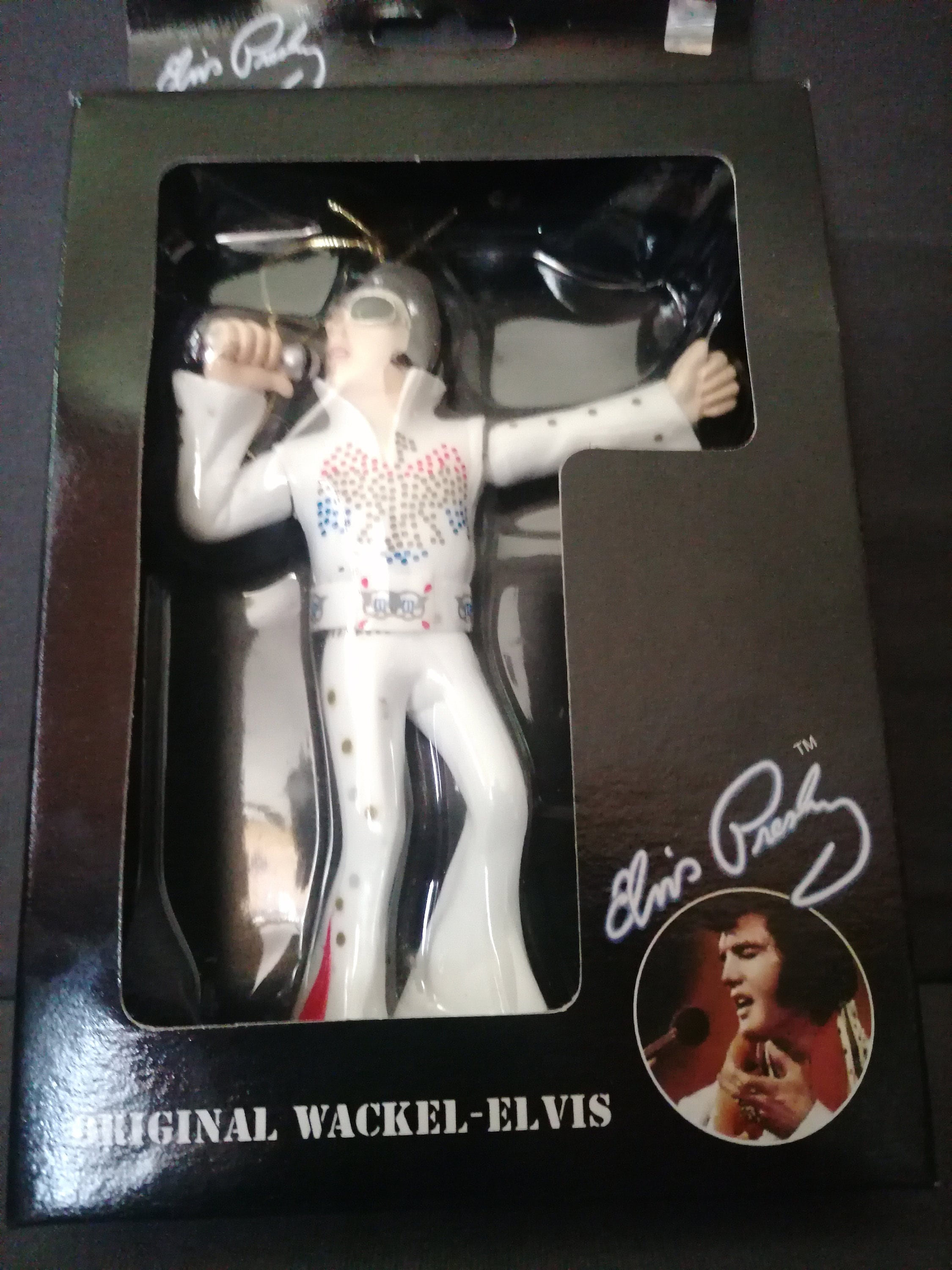 Vintage 2000 Elvis Presley Wiggle Car Ornament Traje de pavo real