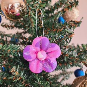 Ornamenti natalizi con fiori in argilla fatti a mano, colori personalizzati, glitter, ornamenti personalizzati per le vacanze, anelli inclusi