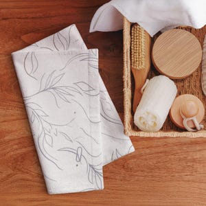 Flowing Botanical Hand Towel – Grey-Lavender Vine Pattern, Linen-Cotton Blend Guest Towel
