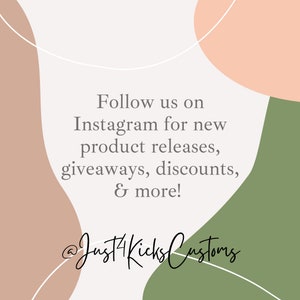 K&ouml;nnte beinhalten: Eine Grafik mit einem Pfirsich- und gr&uuml;nen Hintergrund mit wei&szlig;em Text, der "Folge uns auf Instagram f&uuml;r neue Produktver&ouml;ffentlichungen, Werbegeschenke, Rabatte und mehr! @Just4KicksCustoms" lautet.