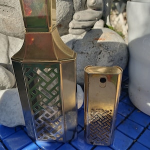 GUERLAIN  etui  doré et sa recharge vide SHALIMAR parfum de toilette  50ml plus un petit vaporisateur  vide  doré pour le sac 8ml