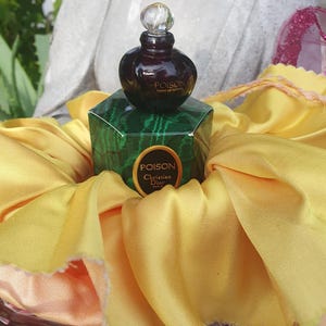CHRISTIAN DIOR perfumy miniaturowe POISON perfumy spirytusowe odparowane... 5ml w pudełku, w dobrym stanie, w oryginalnej satynowej tkaninie