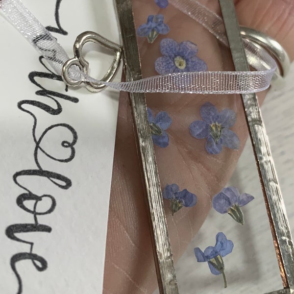 Forget-me-not flower pendant style glass gift tag and keepsake.