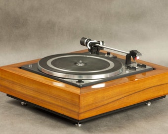 Dual 1228 turntable - a classic in amazing performance. Beautiful sound and unique appearance. Fully functional.