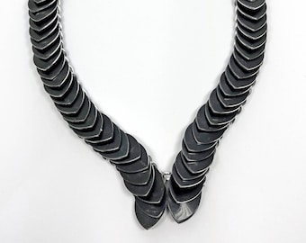 Collar de malla de escamas de dragón negro