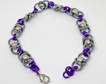 Pulsera Chainmaille Silver and Violet con cuentas de peltre